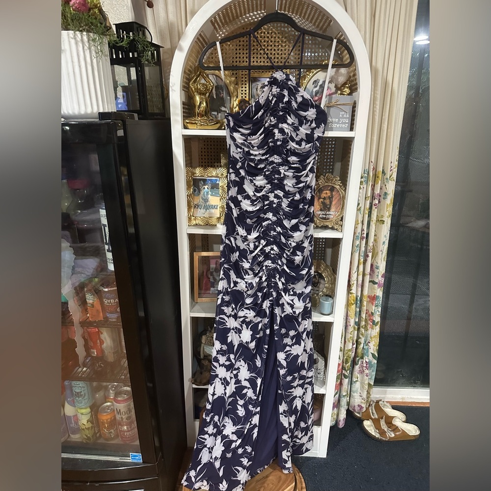 ML MONIQUE LHUILLIER
Giuliana Ruched Sleeveless Mesh Gown in Indigo Botanical - Picture 6 of 7